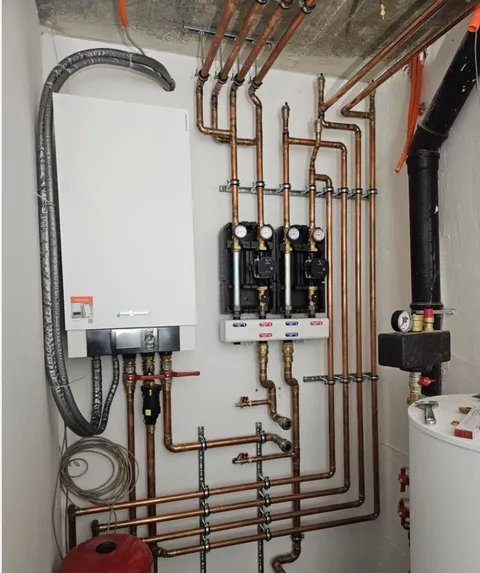 Plinski kondenzacijski bojler s razdjelnikom i bakrenim instalacijama u kotlovnici